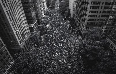 كيف تسهم منصة التعهيد الجماعي في تسريع التحول الرقمي؟